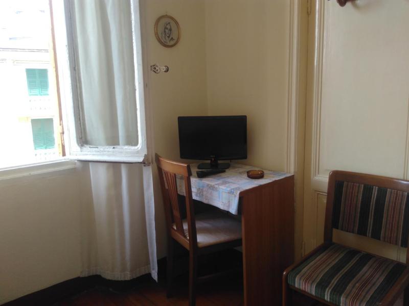 Single Room with Sea View and Private Internal Bathroom image 2