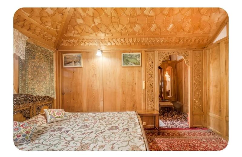 The Martin's Houseboat - image 3