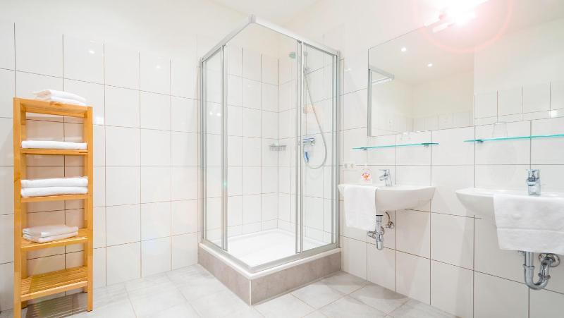 Large Two-Bedroom Apartment (4-8 Adults) image 4