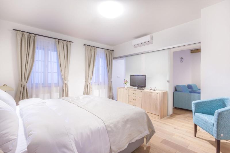 Superior One-Bedroom Suite image 3