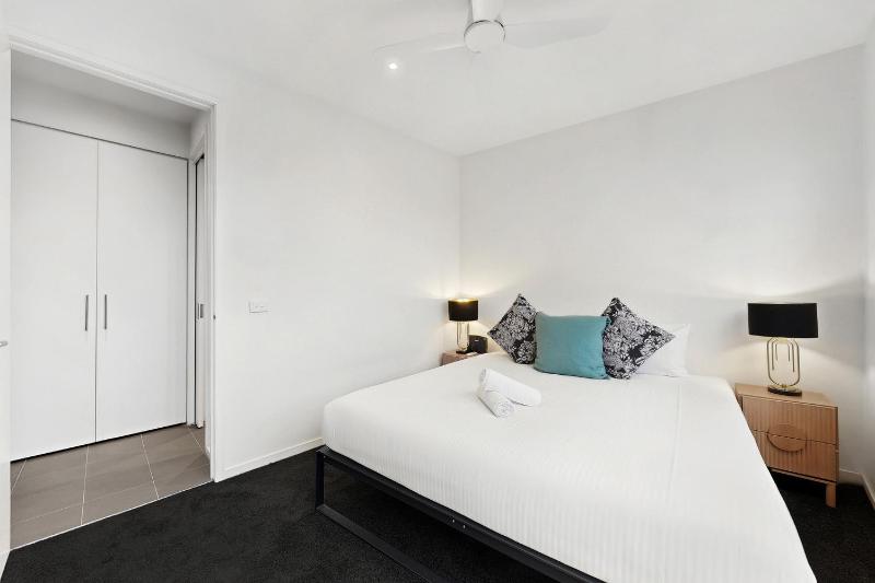 City-View 1-Bed Apartment Near Central Park - image 10