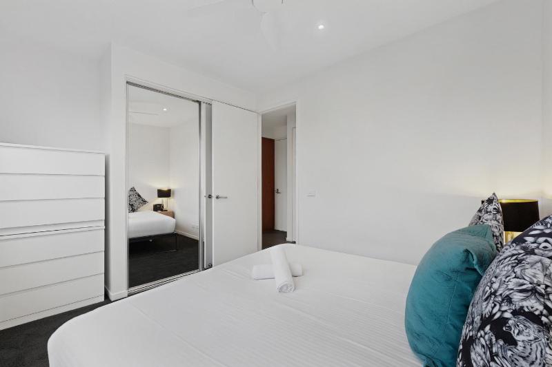 City-View 1-Bed Apartment Near Central Park - image 5