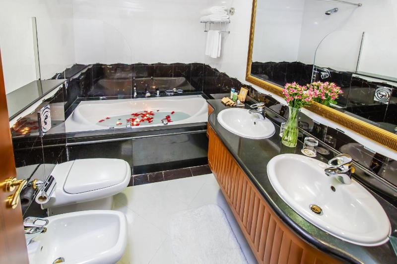 Premium Room with Burj Khalifa View and 25% off F&B image 4