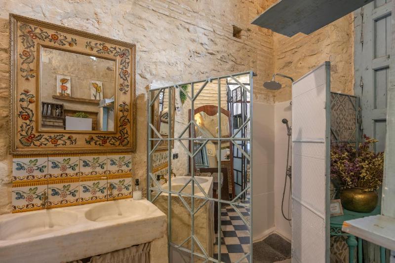 Charming 16th-Century Loft - image 22