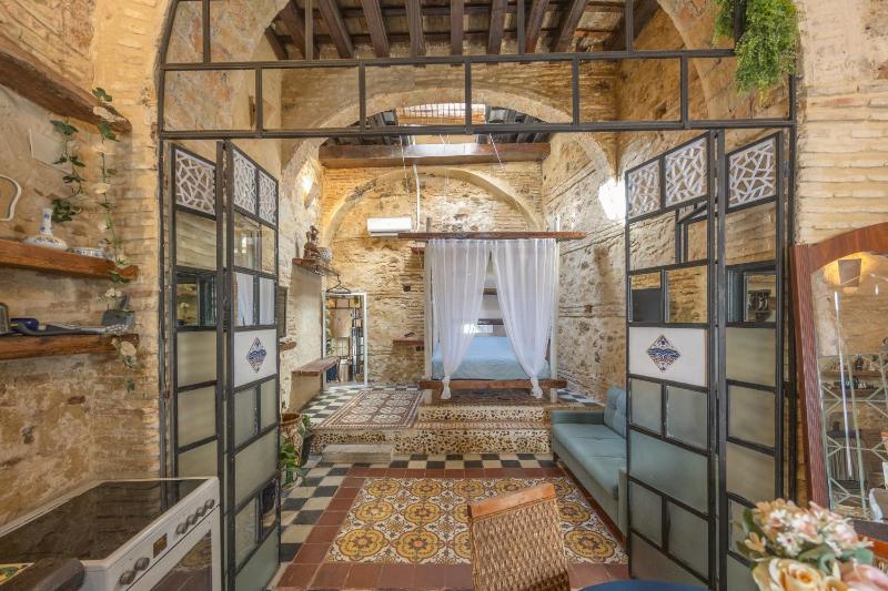 Charming 16th-Century Loft - image 21