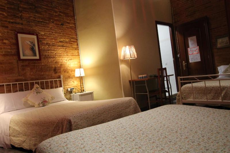 Quintuple Room with Private Bathroom image 3