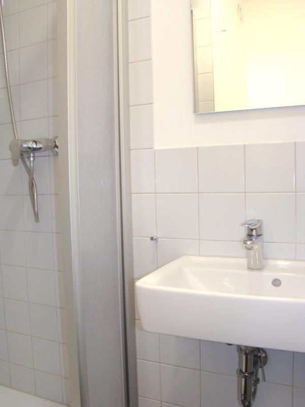 Triple Room with Shared Bathroom image 2
