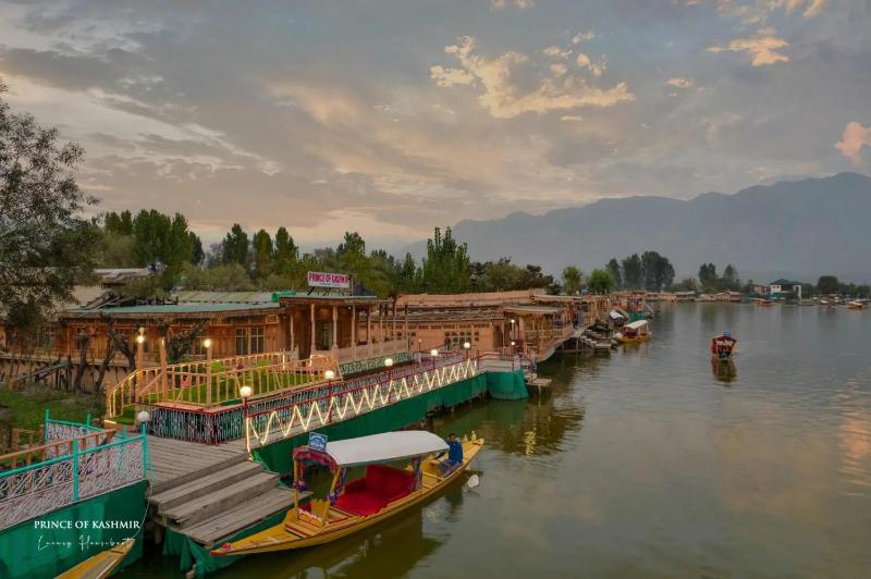 Heritage Prince of Kashmir Luxury Houseboat - image 3