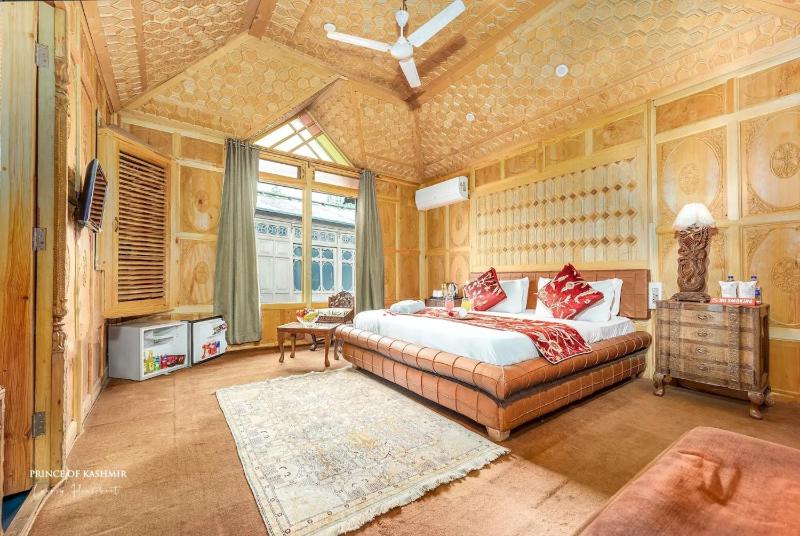 Heritage Prince of Kashmir Luxury Houseboat - image 9