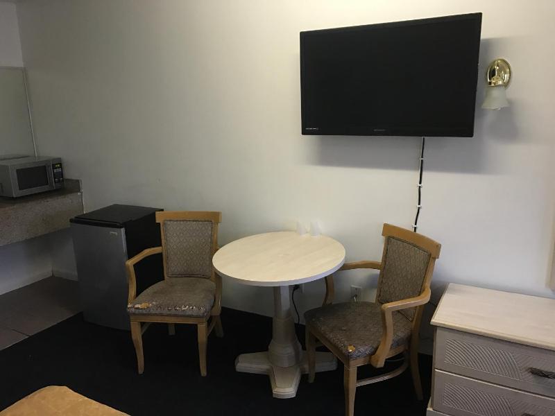 Standard King Room image 3