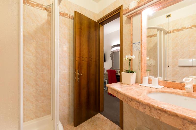 Standard Double or Twin Room with Balcony image 4