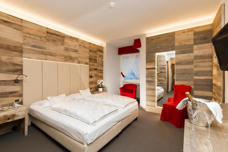Standard Double or Twin Room with Balcony image 2