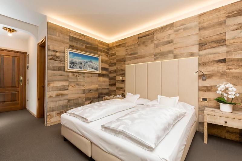 Standard Double or Twin Room with Balcony image 3