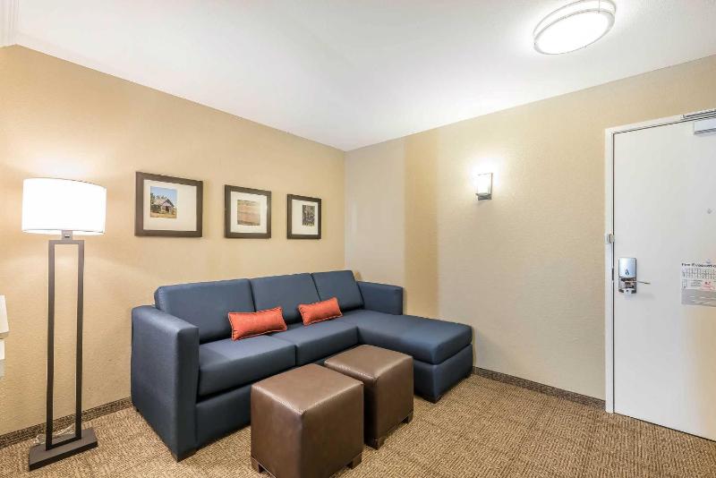 King Suite with Sofa Bed - Non-Smoking image 2