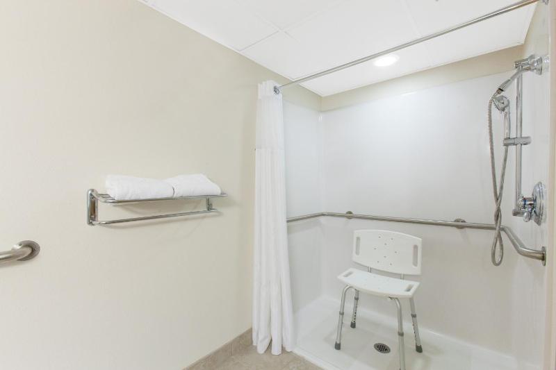 Queen Room - Disability Access - Non-Smoking image 2