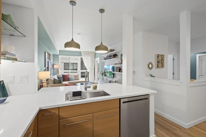 2BR 2BA Pacific Pine Retreat Capitol Hill - image 8
