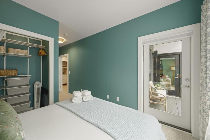 2BR 2BA Pacific Pine Retreat Capitol Hill - image 5