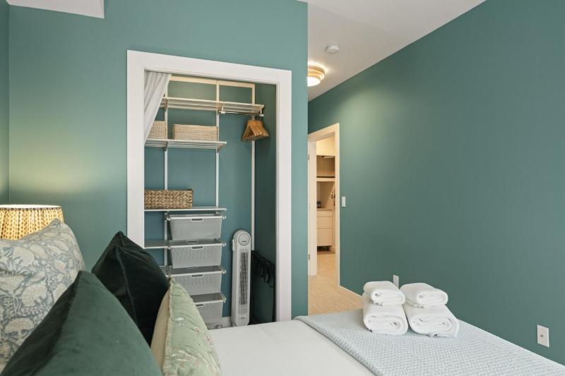 2BR 2BA Pacific Pine Retreat Capitol Hill - image 13