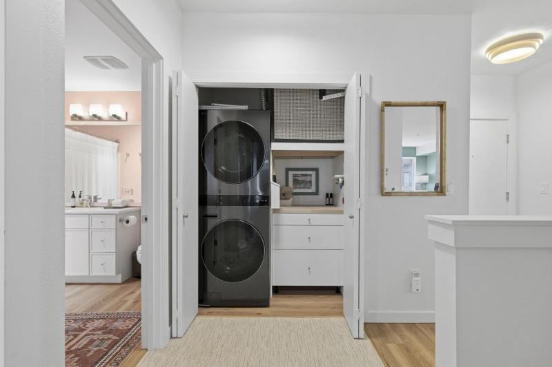 2BR 2BA Pacific Pine Retreat Capitol Hill - image 7