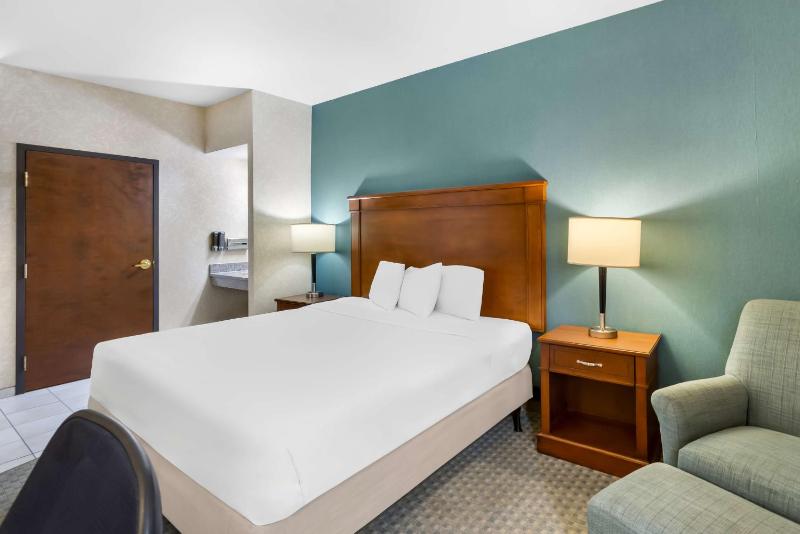 Sonesta Essential Houston Hobby Airport - image 3