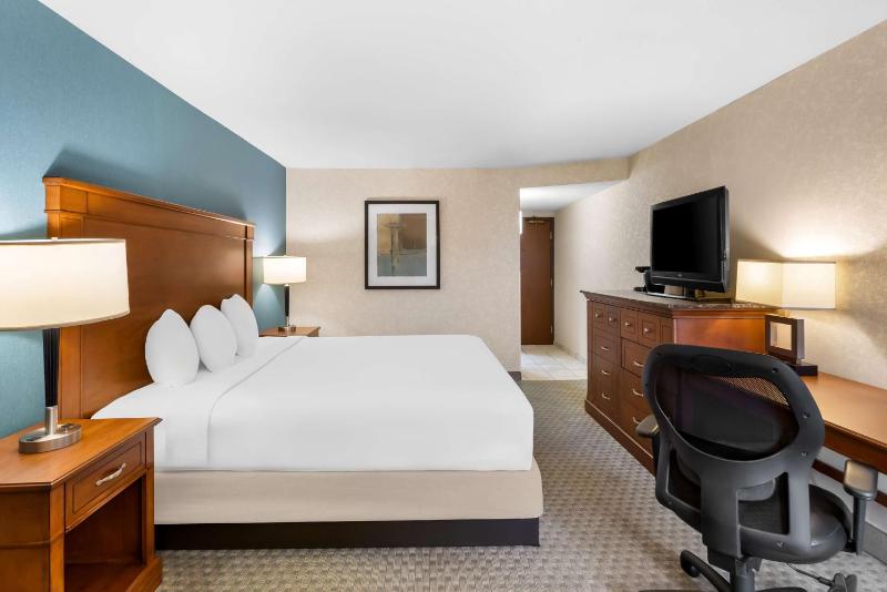 Sonesta Essential Houston Hobby Airport - image 7