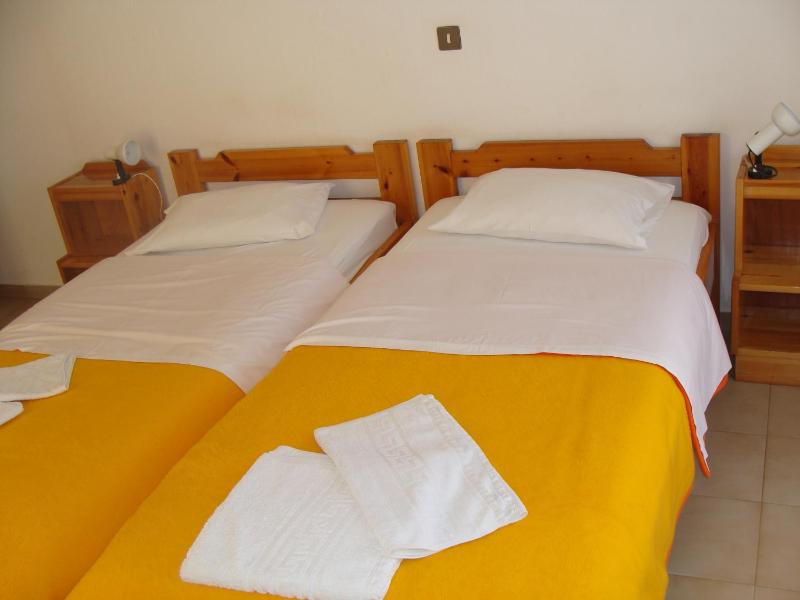 Twin Room image 4