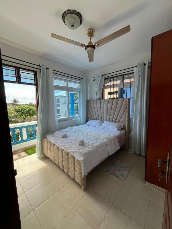 Spacious 1 bed apt with view in Bombolulu Mombasa - image 4