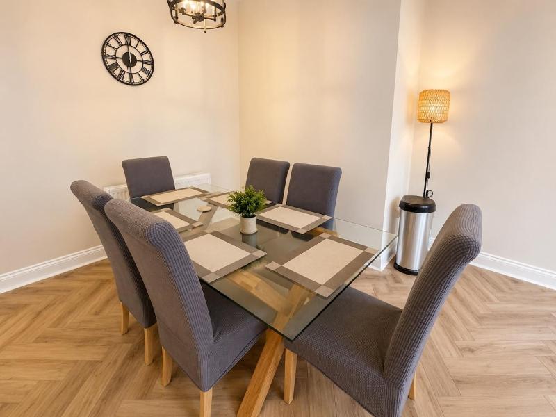 Superb Apartment In The Core Of Brighton - image 17