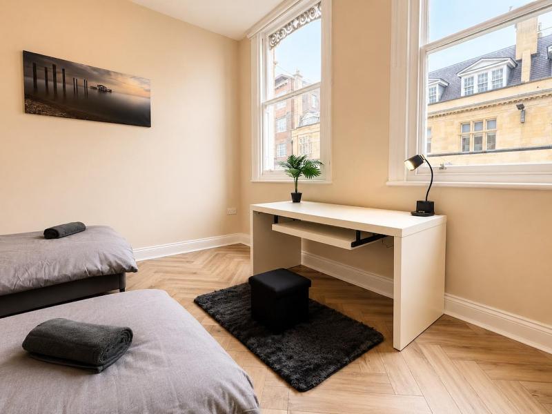 Superb Apartment In The Core Of Brighton - image 14