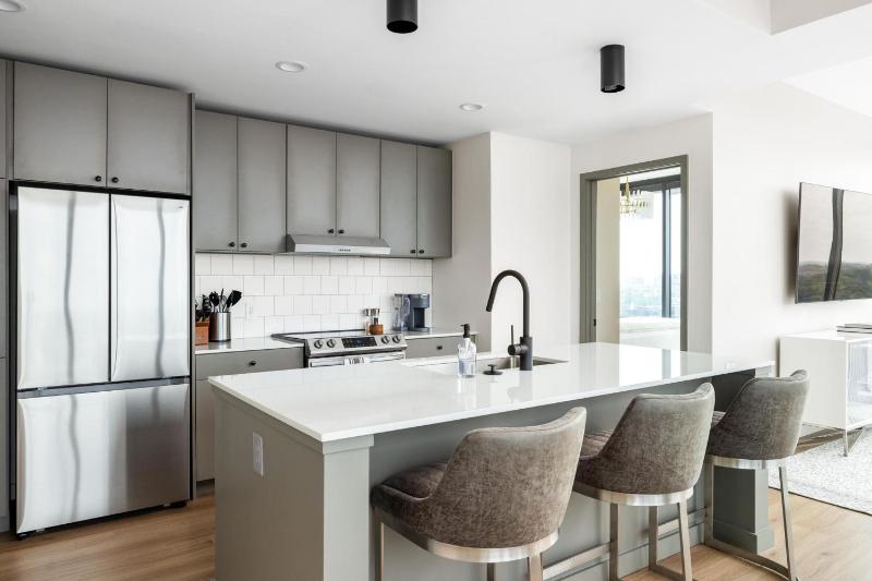 20th Floor Corner - Lumiere Blanc Retreat - image 18