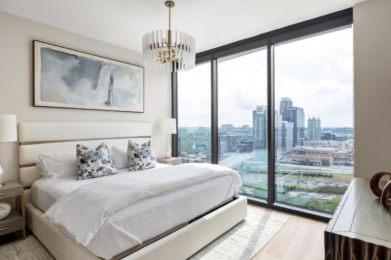 20th Floor Corner - Lumiere Blanc Retreat - image 9