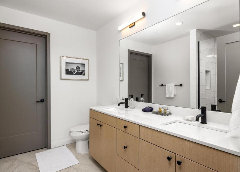 20th Floor Corner - Lumiere Blanc Retreat - image 16