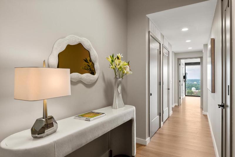 20th Floor Corner - Lumiere Blanc Retreat - image 13