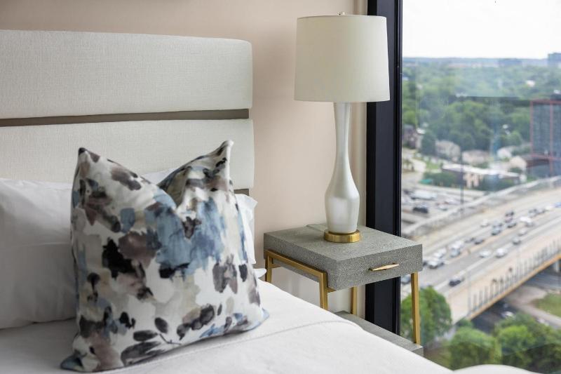 20th Floor Corner - Lumiere Blanc Retreat - image 6