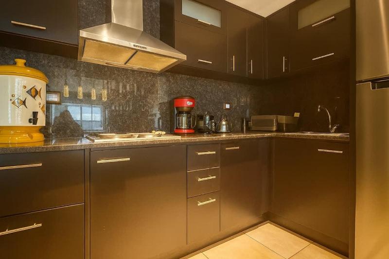 Executive and Elegant Waterfront Residence - image 7