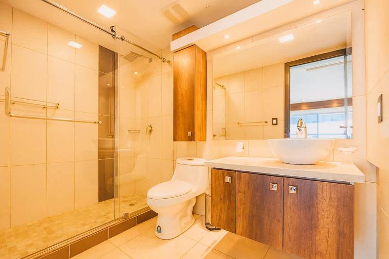 Executive and Elegant Waterfront Residence - image 6