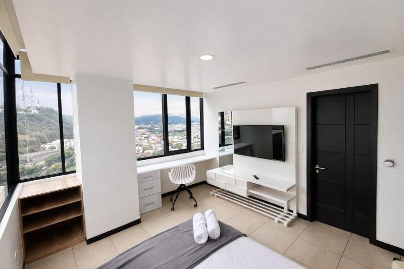 Modern 2BR Apt. on the 14th Floor with free Parking - image 15