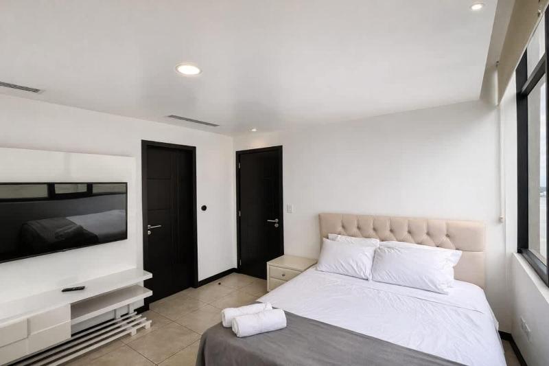 Modern 2BR Apt. on the 14th Floor with free Parking - image 13