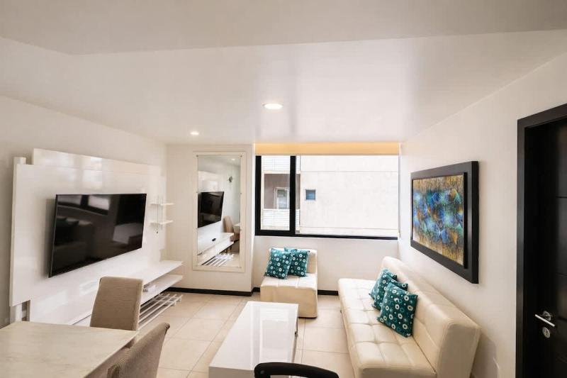 Modern 2BR Apt. on the 14th Floor with free Parking - image 10