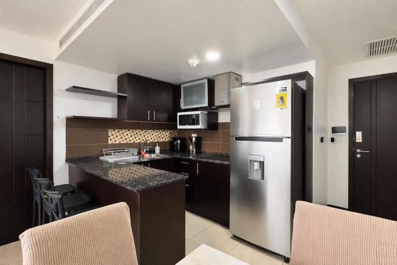 Modern 2BR Apt. on the 14th Floor with free Parking - image 4
