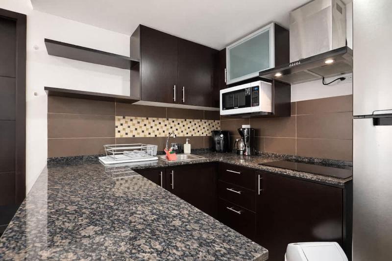 Modern 2BR Apt. on the 14th Floor with free Parking - image 8