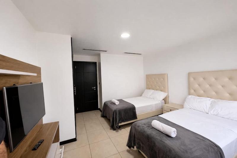 Modern 2BR Apt. on the 14th Floor with free Parking - image 11