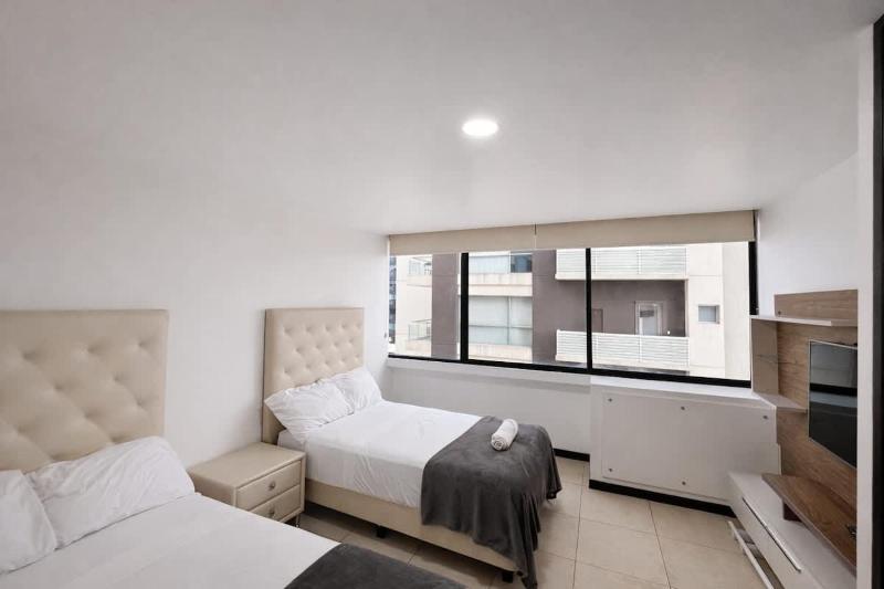Modern 2BR Apt. on the 14th Floor with free Parking - image 5