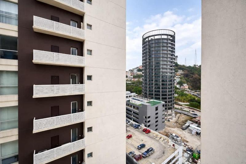 Modern 2BR Apt. on the 14th Floor with free Parking - image 3