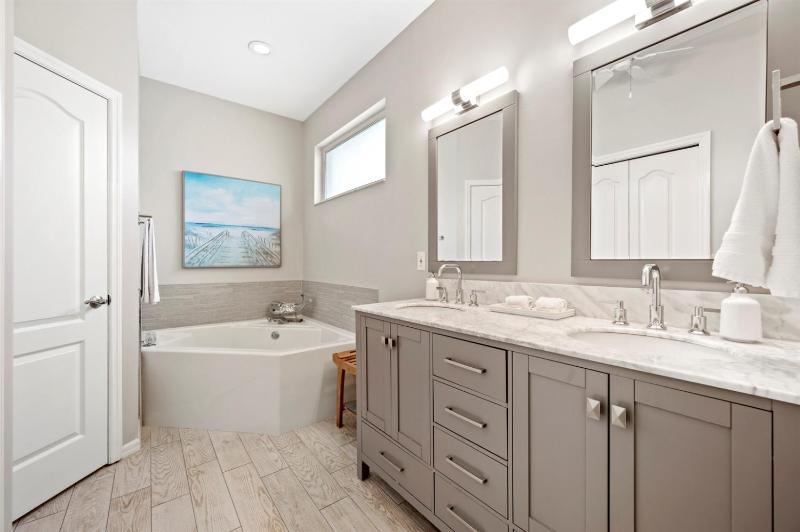 Surf Chic - Lux Salt Pool & Spa King Beds! - image 8
