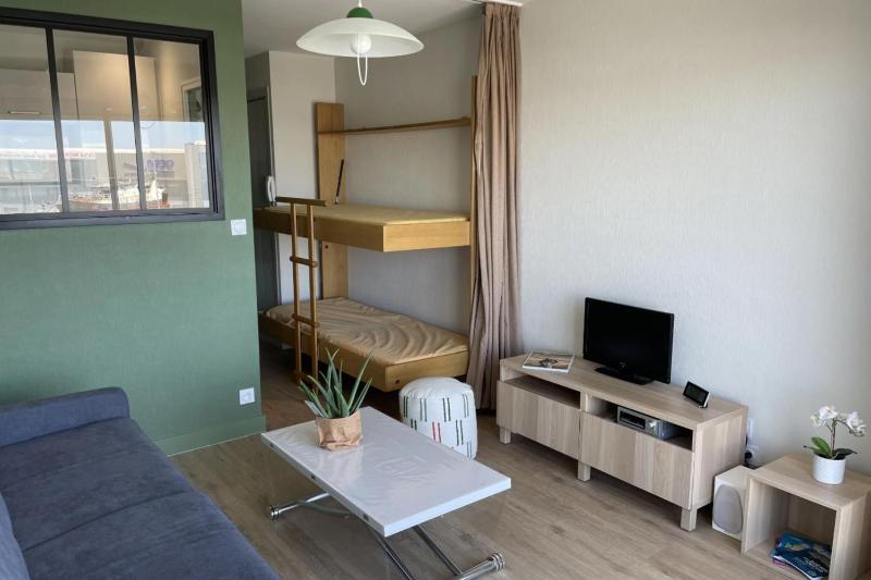 Pretty and bright studio with view on the harbor - image 9