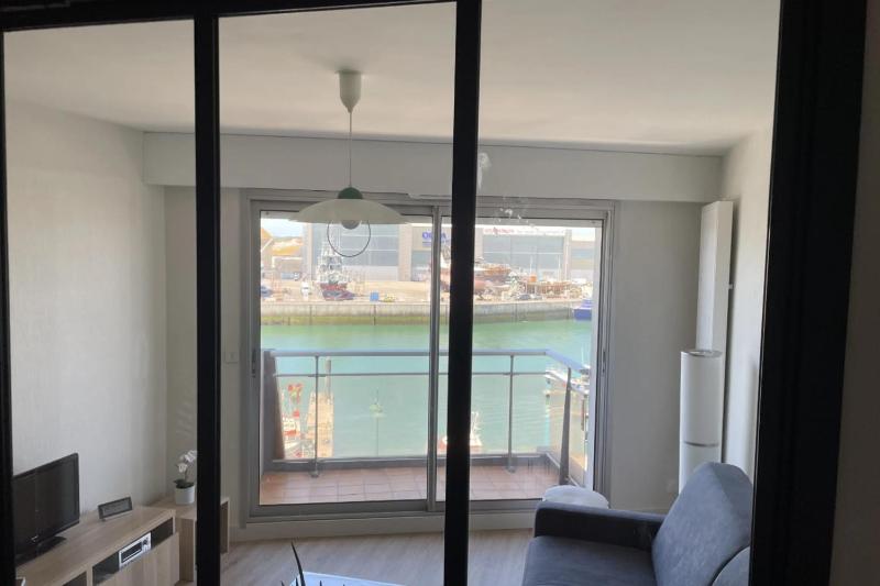 Pretty and bright studio with view on the harbor - image 4