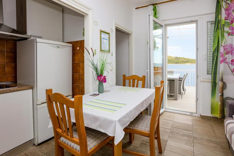 Apartments by the sea Primosten - 25265 - image 23