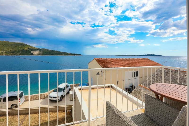 Apartments by the sea Primosten - 25265 - image 9