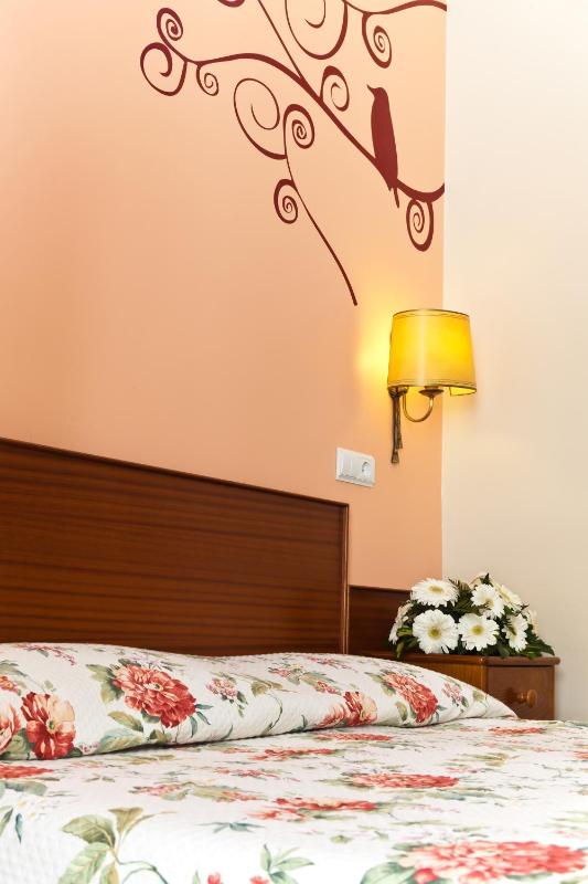 Small Single Room image 2